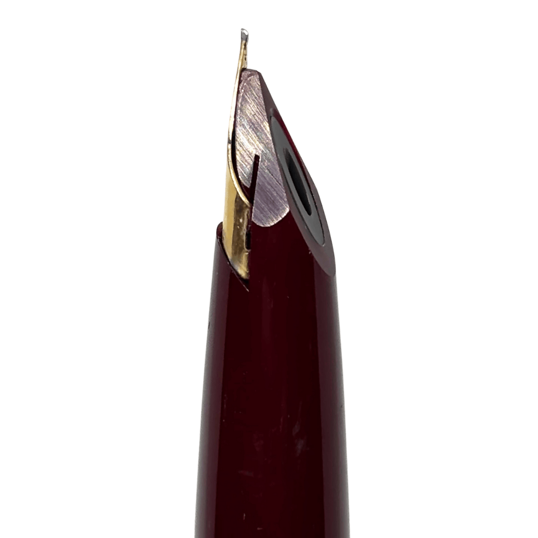 Montblanc 320 altın ucun yandan görünümü, yarık ve bordo besleme bölümü