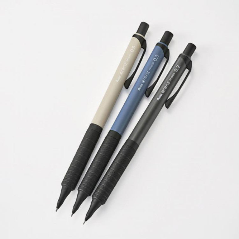 Pentel Orenz üç renk yan yana, bej 0.5, mavi 0.3 ve koyu gri 0.2 gövdeler