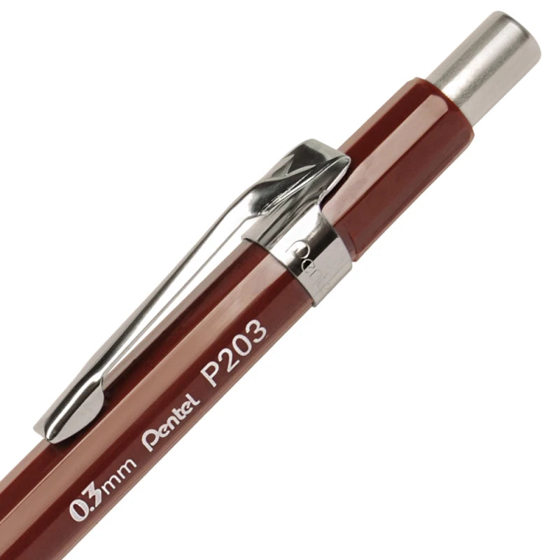 Pentel P203 kalemin krom klipsi ve gövdedeki 0.3 mm Pentel P203 baskısı yakın çekim
