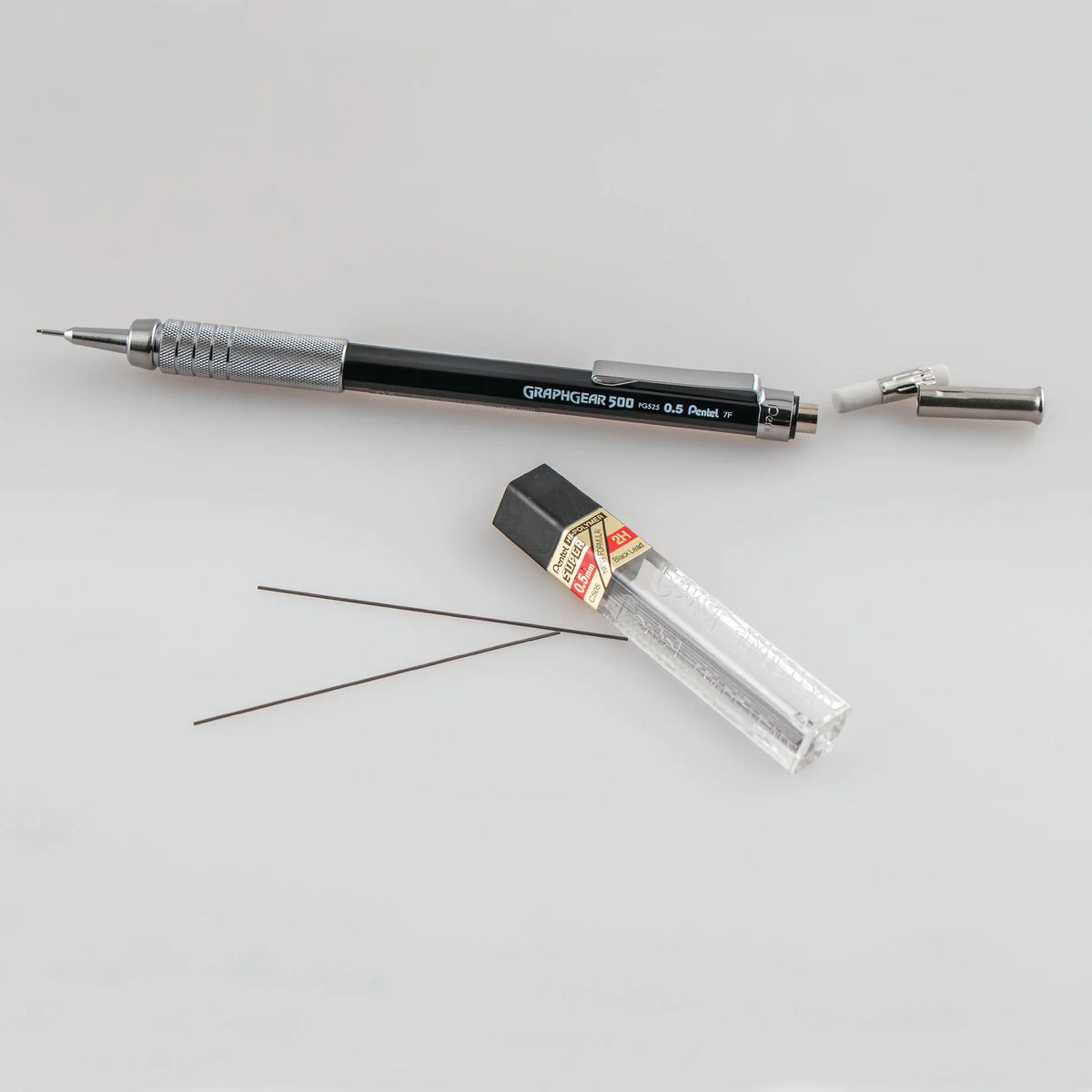 Pentel Graphgear 500 kalem, sökülmüş silgili başlık ve 0.5 mm 2H uç tüpü bir arada