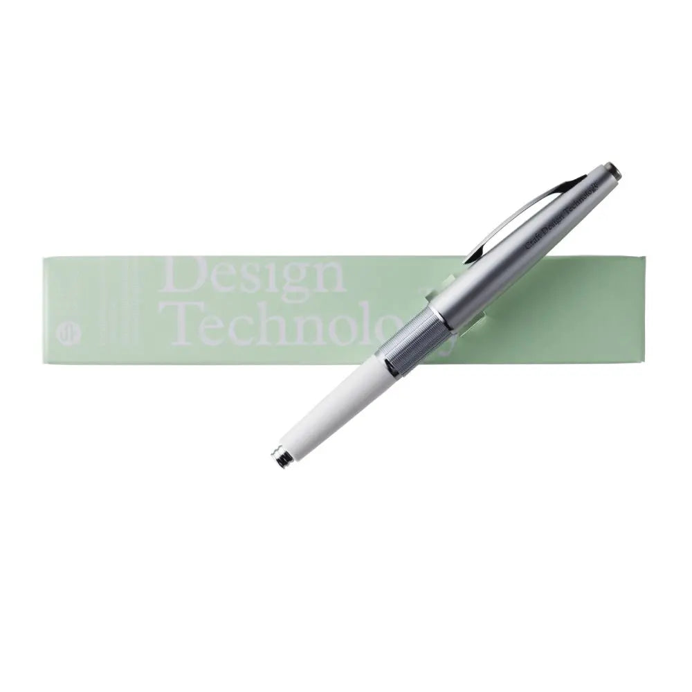 Pentel Kerry Craft Design Technology versatil kalem, gümüş ve beyaz gövde, yeşil ambalaj bandı üzerinde