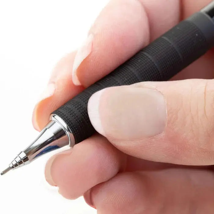 Pentel Orenz Metal Grip kalemi tutan el; parmaklar metal kavrama bölümünde, ince uç borusu görünüyor
