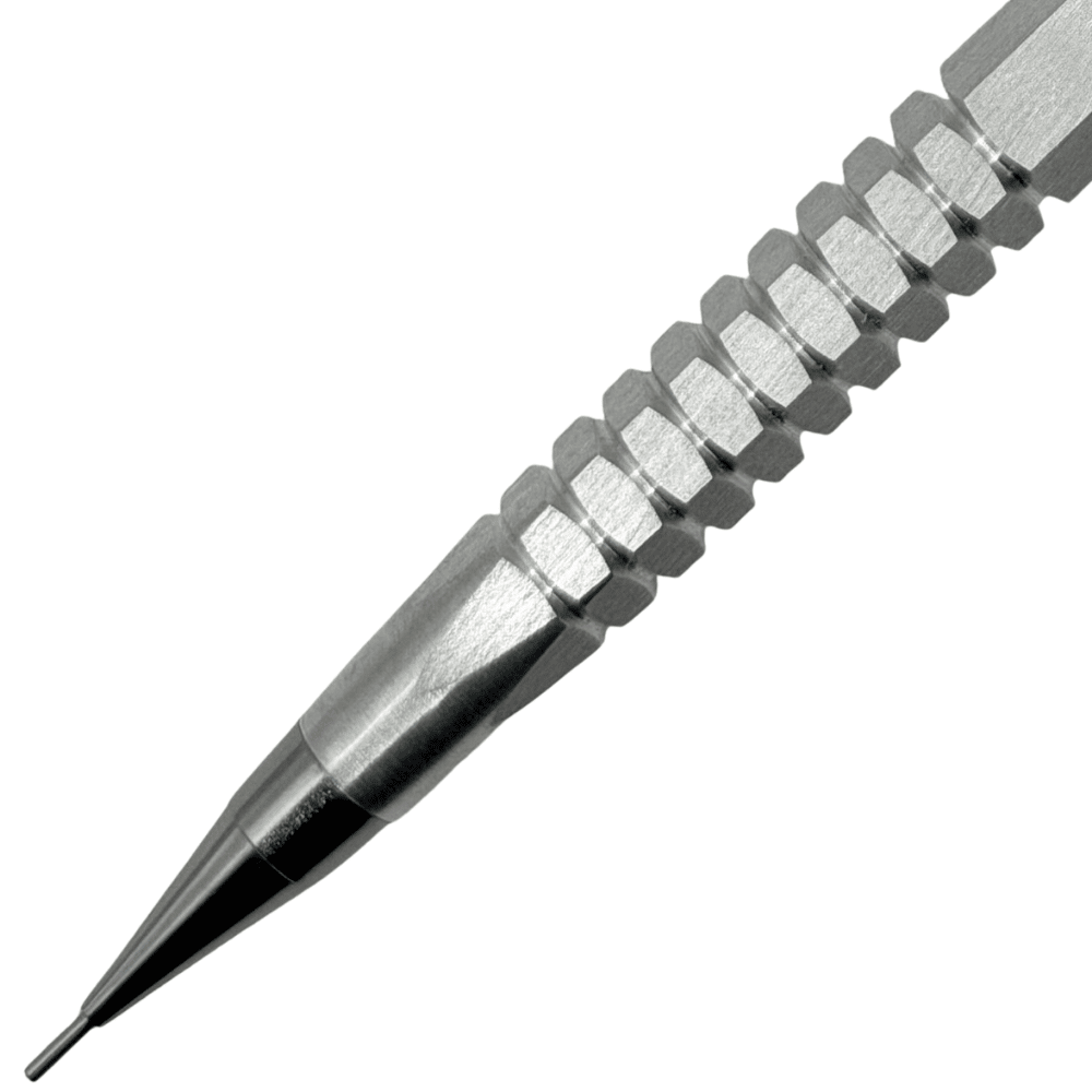 Hirose PG5 kalemin basamaklı tırtıklı kavrama bölümü ve ince metal ucu yakın çekim