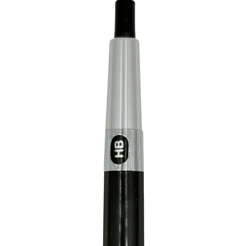 Pentel PG5 gümüş bilezikteki HB sertlik göstergesi ve tıklama başlığının önden makro çekimi