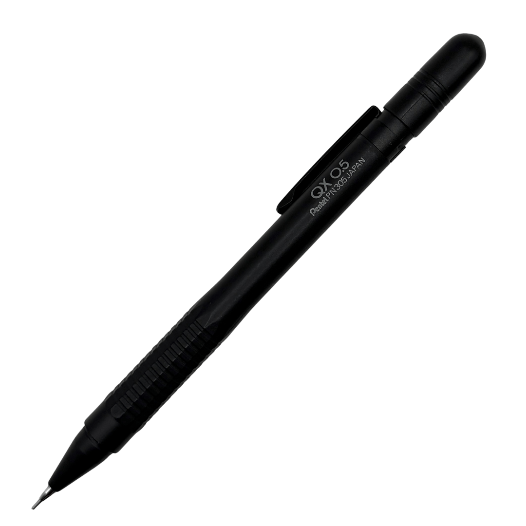Pentel QX kalem kapağı takılı, konik siyah uç ve tırtıklı kavrama bölümü görünür durumda