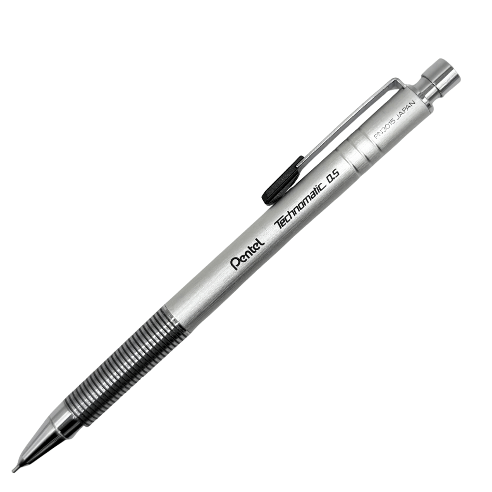 Pentel Technomatic vintage versatil kalem fırçalanmış gümüş gövde, çapraz tam boy görünüm, 0.5 mm