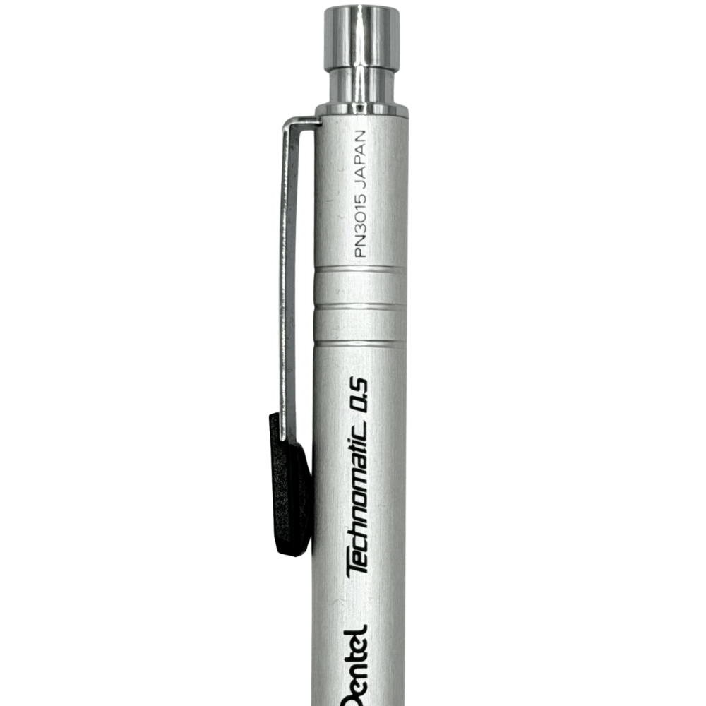 Pentel Technomatic gümüş üst gövde dikey duruşta, tıklama başlığı, klips ve model yazısı