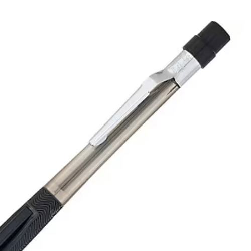 Pentel Quicker Clicker kalemin üst kısmı, krom klips ve siyah tıklama başlığı detayı
