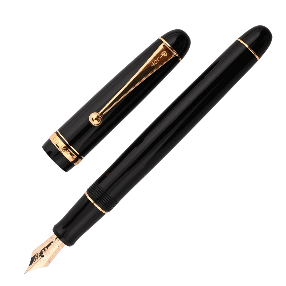 Pilot Custom 74 kapağı ayrılmış halde, 14k altın uç ve altın klips yan yana