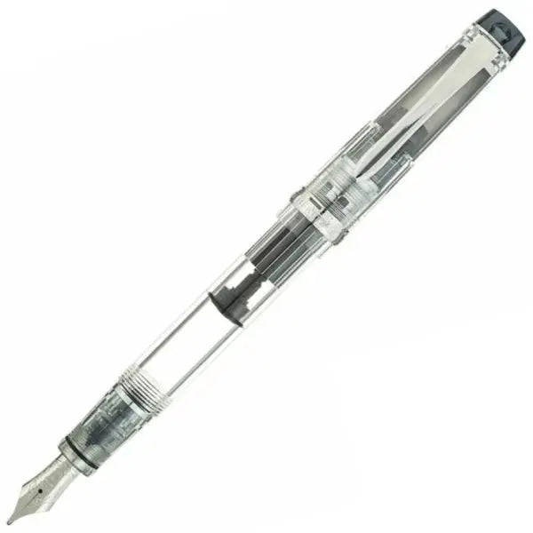 Pilot Custom Heritage 92 kapağı takılı halde eğik açıdan, şeffaf gövde ve çelik uç görünüyor