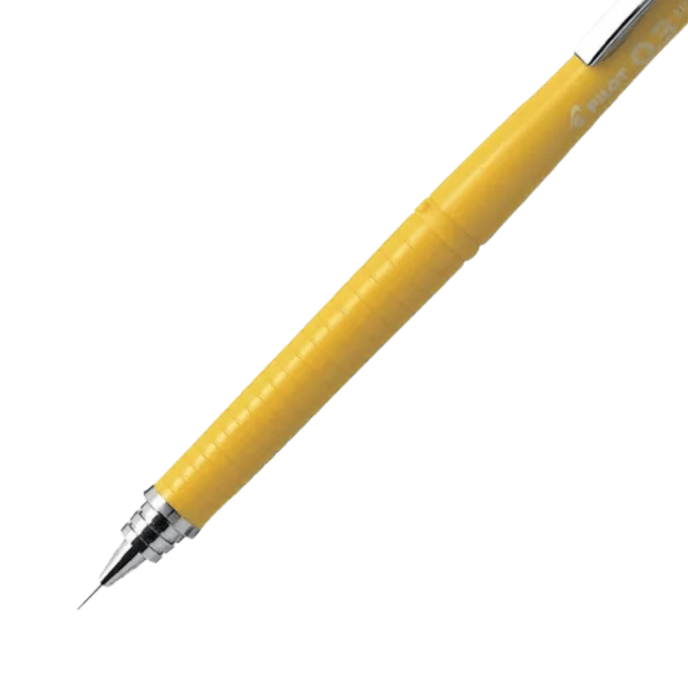 Pilot H32 sarı kalemin yivli kavrama bölümü ve ince metal boru ucu yakın çekimde
