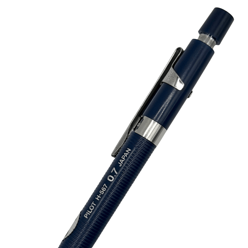 Pilot H-567 kalemin başlık ve klips bölgesi, yandan eğik açıyla kadraja alınmış