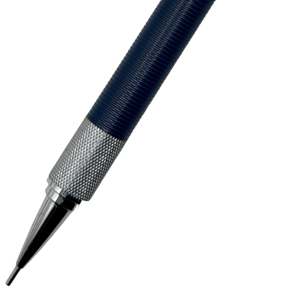 Pilot H-56X kalemin yivli lacivert kavrama bölümü ile krom uç kovanı arasındaki geçiş