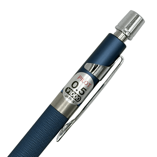 Pilot H-1095 kalemin klips bölgesinde 0.5 ve 1000 yen yazılı orijinal Japonya etiketi yakın çekim