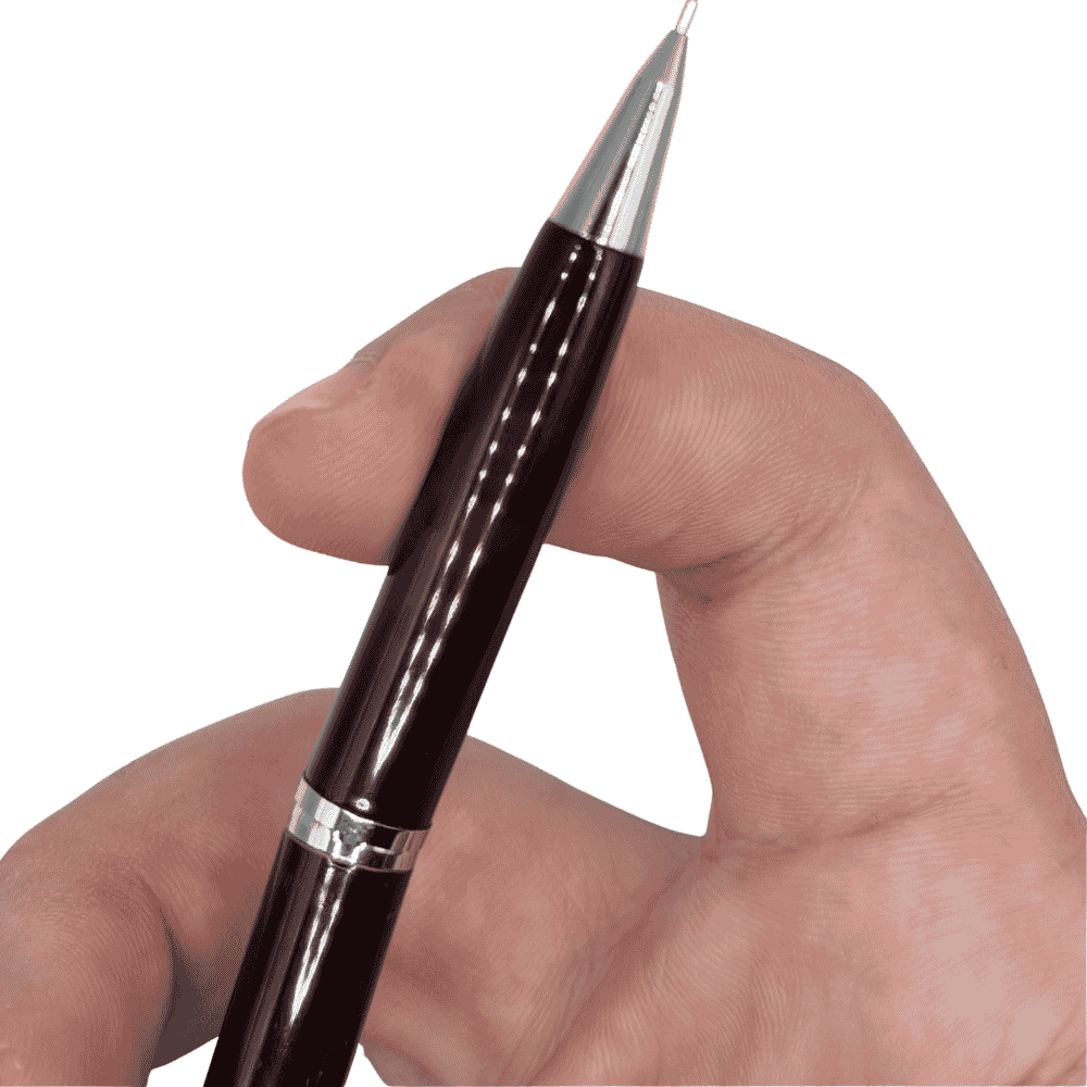 Rotring Side Knock vintage versatil kalem parmaklar arasında tutuluyor, uç yazmaya hazır