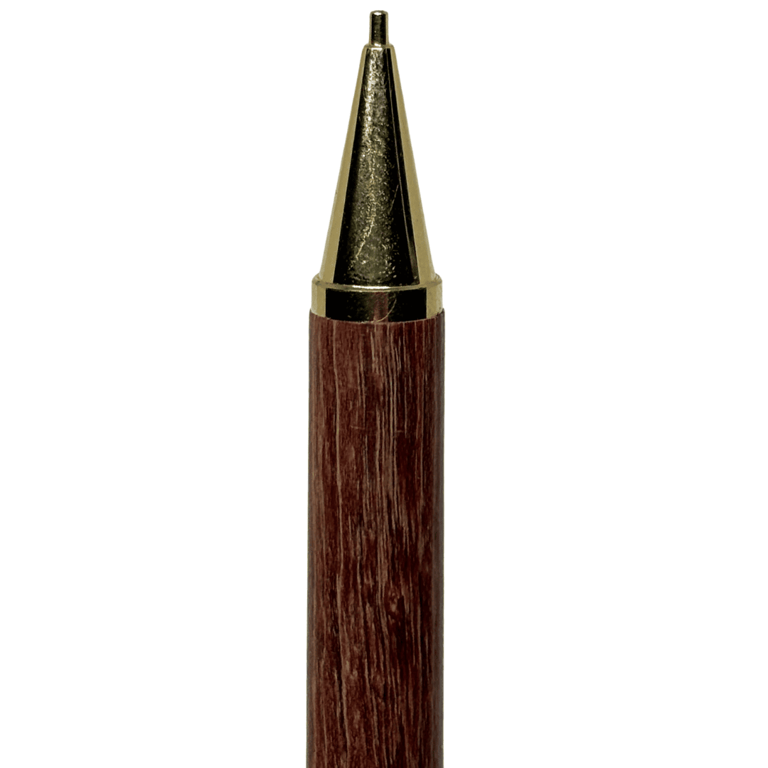 Tombow Exta Deluxe altın rengi konik uç ve ince metal boru, ahşap gövde üzerinde makro çekim