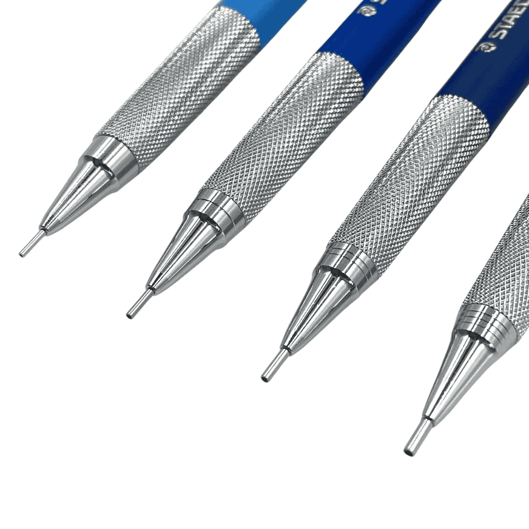 Staedtler 770 kalemlerin tırtıklı metal kavramaları ve ince boru uçları yakın çekim, dört gövde