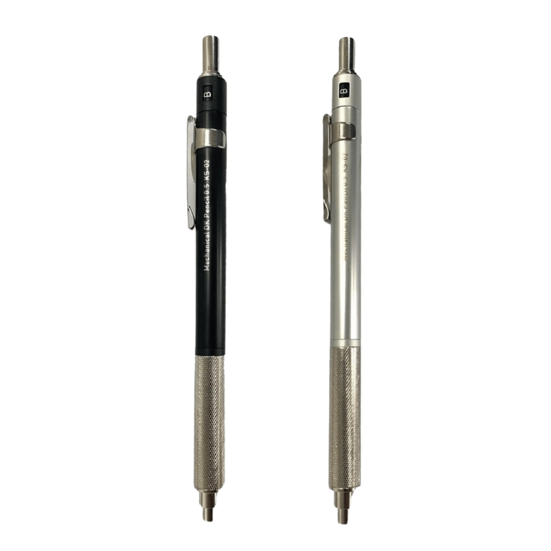 Kitera KS-02 kalemin siyah ve gümüş iki versiyonu yan yana, metal tırtıklı kavramalar görünür