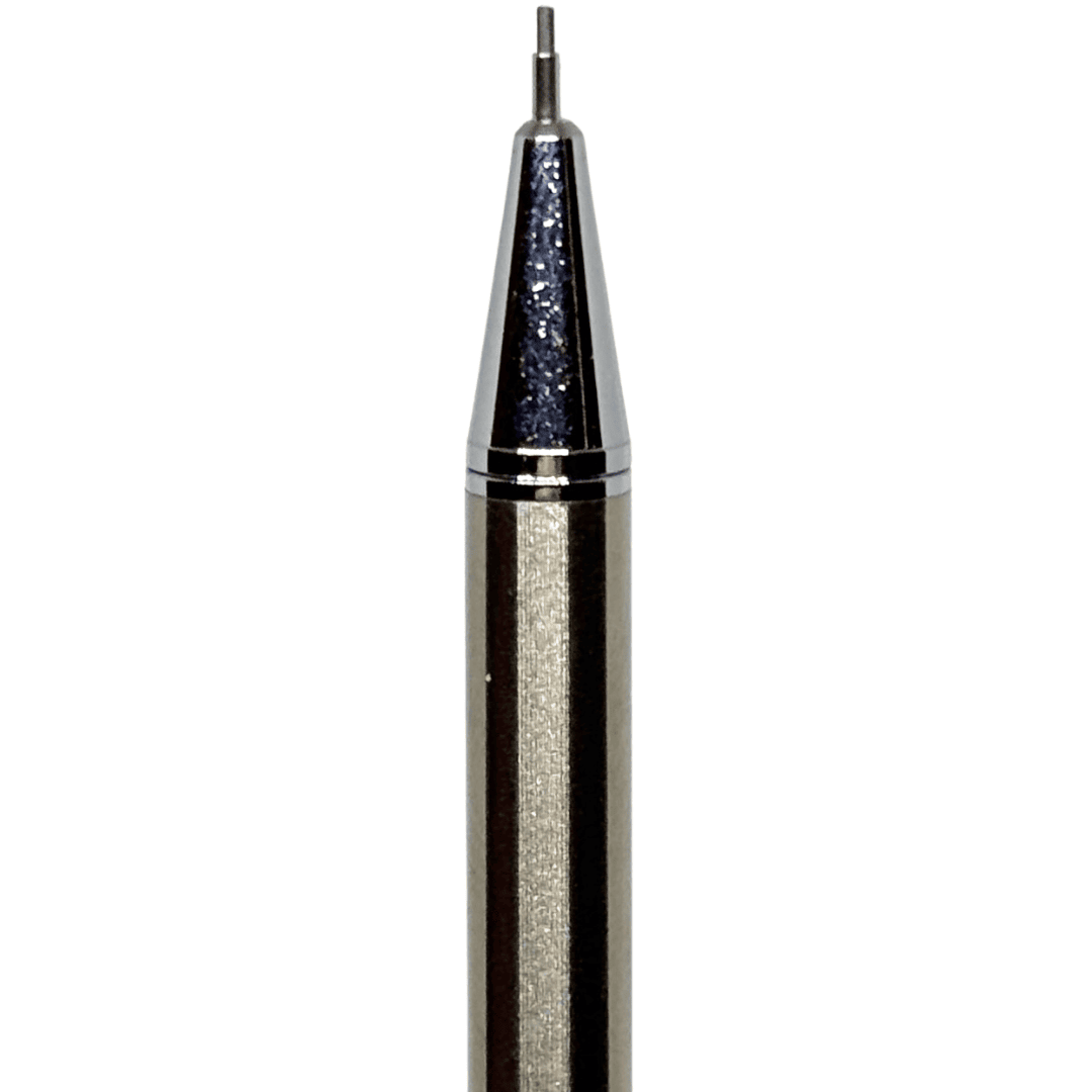 Tombow SH500SS kalemin krom koni ucu makro çekimde, çıkan ince uç