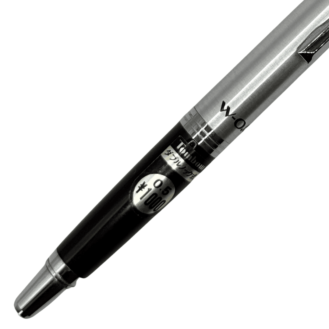 Tombow W kaleminin siyah alt gövdesi ve üzerindeki Tombow 0.5 etiketi yakın çekim