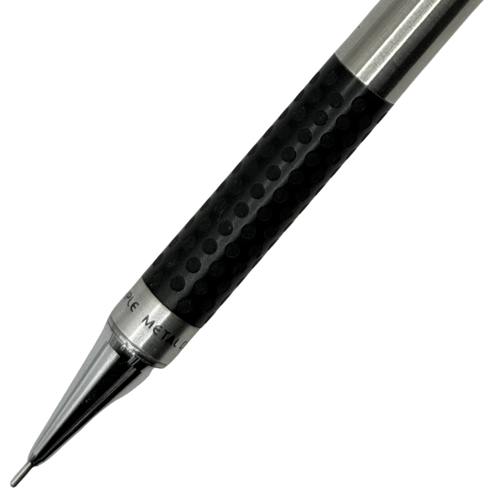 Tombow Dimple siyah noktalı lastik kavrama ve krom koni ucu yakın çekim, 0.5 mm