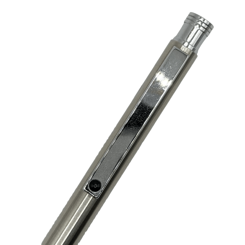 Tombow Dimple parlak krom klipsi ve gümüş gövde yüzeyi çok yakın makro çekim