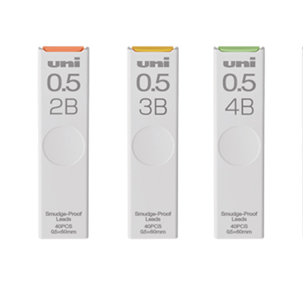 Uni Smudge-Proof 0.5 mm uç tüpleri yan yana; 2B, 3B ve 4B sertlikler turuncu, sarı ve yeşil kapaklı