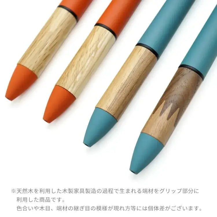 Uni Jetstream x Karimoku kalemlerin meşe ve ceviz kavrama uçları, ahşap deseninin üründen ürüne değiştiğini belirten Japonca not