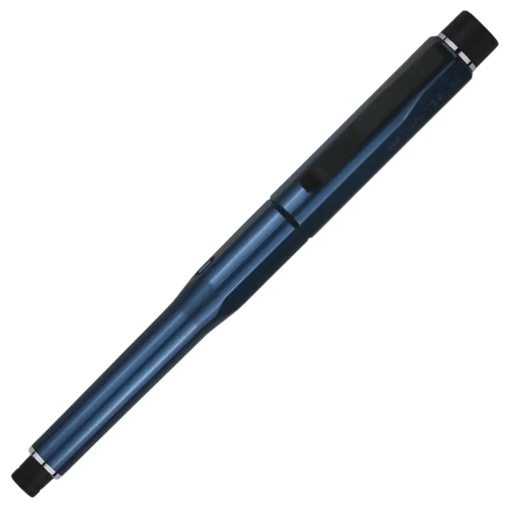 Uni Kuru Toga Dive Abyss Blue versatil kalem kapağı takılı çapraz duruş, metalik lacivert gövde, 0.5 mm