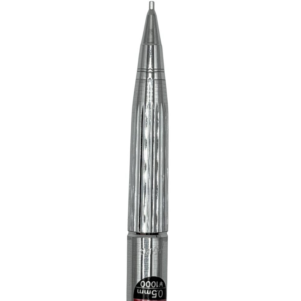 Uni Mitsubishi Jaguar kalemin yivli ucu ve 0.5 mm yazılı fiyat etiketi makro çekim