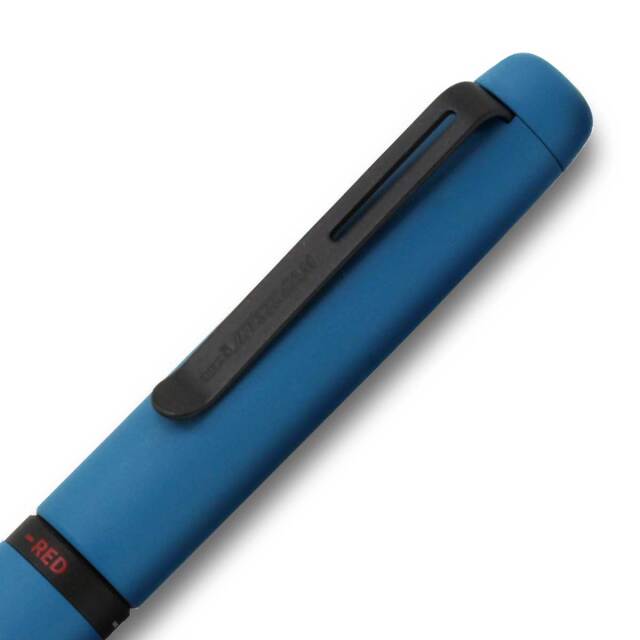 Uni Jetstream Prime Lite Touch mavi gövdenin siyah klipsi ve kırmızı RED renk seçme halkası yakın çekim