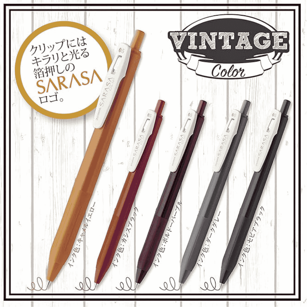 Zebra Sarasa Clip Vintage setinin beş kalemi ahşap zeminde dizili; sarı, bordo, mor, gri ve siyah