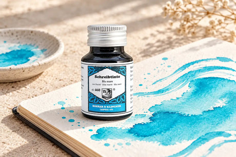 Rohrer & Klingner Blu Mare Şişe Mürekkep 50 ml; renk tonuyla uyumlu kâğıtlar ve yazı araçlarıyla masa düzeni