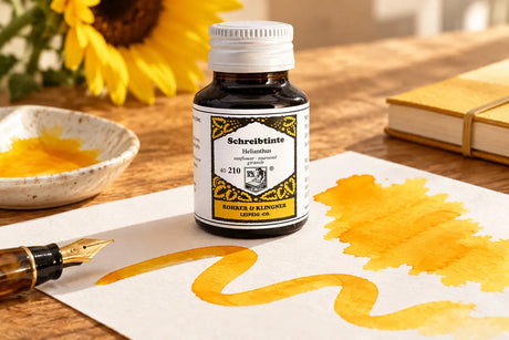 Rohrer & Klingner Helianthus Şişe Mürekkep 50 ml; renk tonuyla uyumlu kâğıtlar ve yazı araçlarıyla masa düzeni