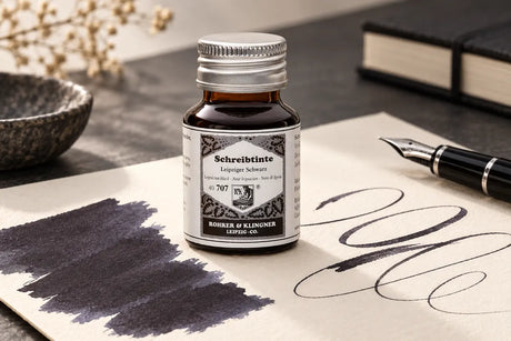 Rohrer & Klingner Leipziger Schwarz Şişe Mürekkep 50 ml; renk tonuyla uyumlu kâğıtlar ve yazı araçlarıyla masa düzeni