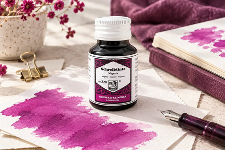 Rohrer & Klingner Magenta Şişe Mürekkep 50 ml; renk tonuyla uyumlu kâğıtlar ve yazı araçlarıyla masa düzeni