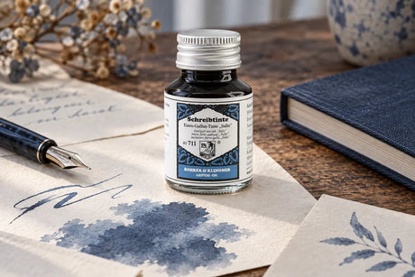 Rohrer & Klingner Salix Iron Gall Şişe Mürekkep 50 ml; renk tonuyla uyumlu kâğıtlar ve yazı araçlarıyla masa düzeni