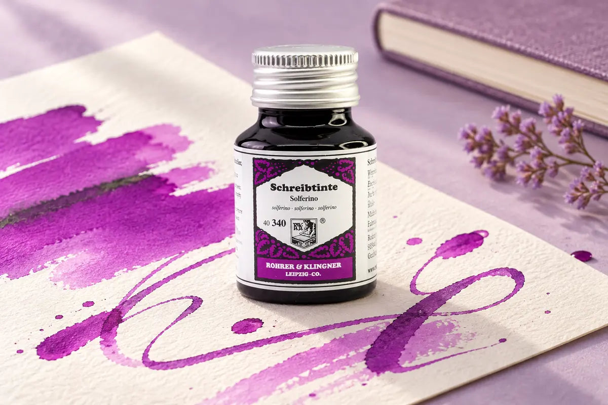 Rohrer & Klingner Solferino Şişe Mürekkep 50 ml; renk tonuyla uyumlu kâğıtlar ve yazı araçlarıyla masa düzeni