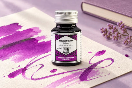 Rohrer & Klingner Solferino Şişe Mürekkep 50 ml; renk tonuyla uyumlu kâğıtlar ve yazı araçlarıyla masa düzeni