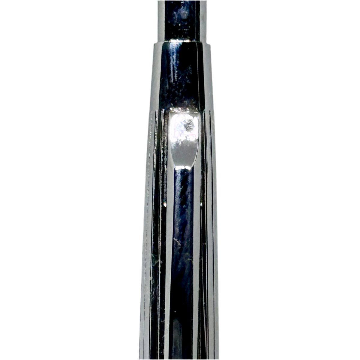 Pentel PS-1045 kalemin klipsi ve parlak krom kapak bölümü makro