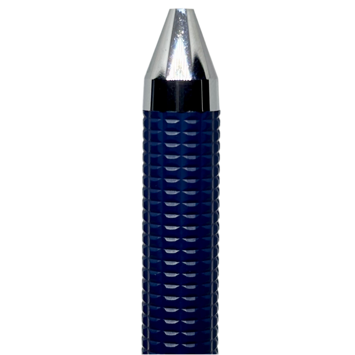 Pilot 1+1 kalemin krom uç konisi ve lacivert kabartma dokulu kavraması makro çekim