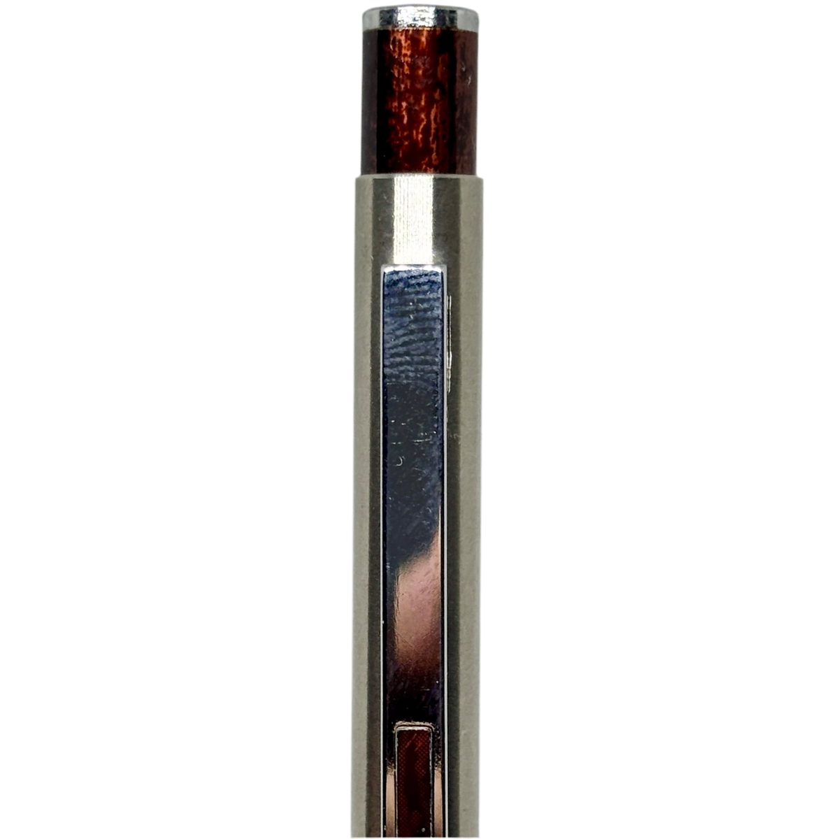 Tombow Exta kalemin üst ucu, krom klips ve gri metal başlık bölümü makro çekim