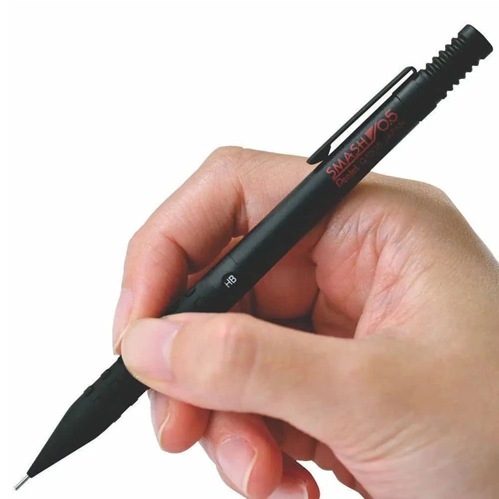 Pentel Smash elde tutulurken, kare desenli kavrama ve HB göstergesi parmakların arasında