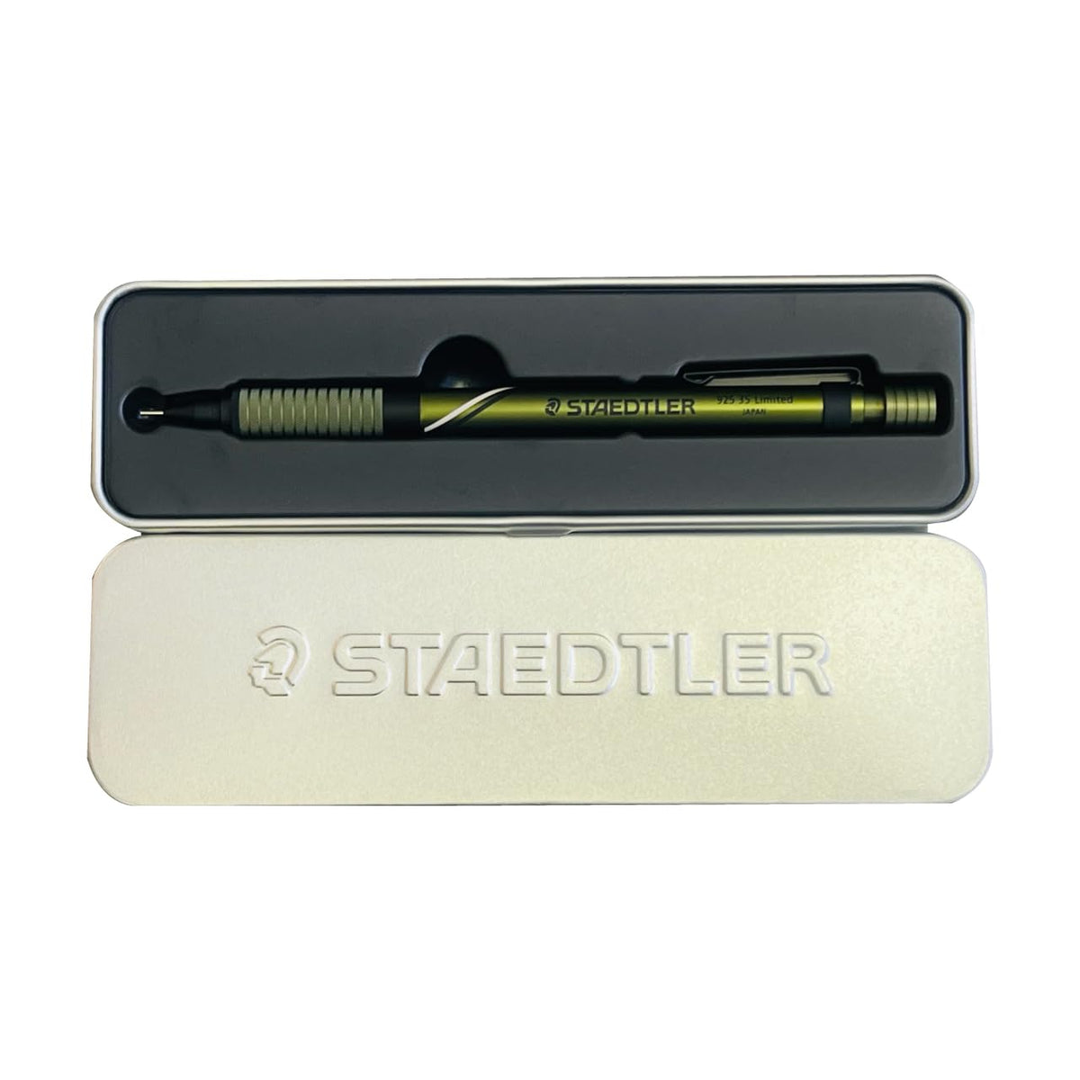 Staedtler 925-35 Limited kalem açılmış metal kalem kutusunda, kapakta kabartma STAEDTLER logosu