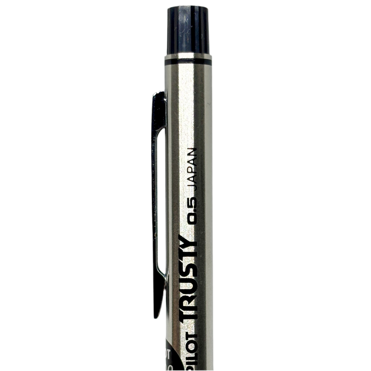 Pilot Trusty gövdesindeki PILOT TRUSTY 0.5 JAPAN baskısı ve krom klips yakın çekim
