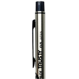 Pilot Trusty gövdesindeki PILOT TRUSTY 0.5 JAPAN baskısı ve krom klips yakın çekim