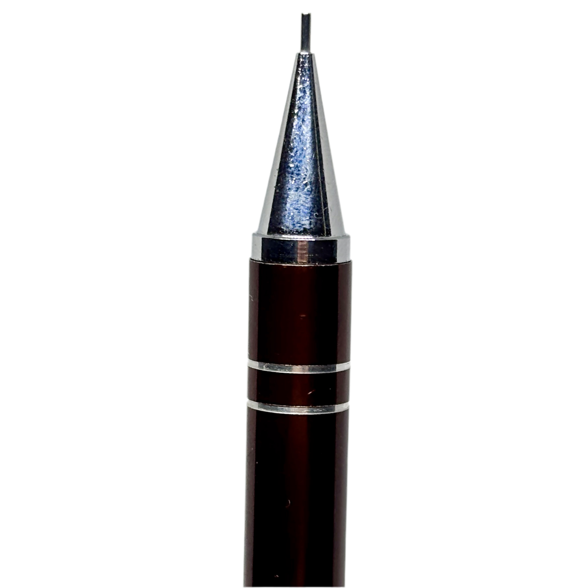 Tombow Exta kalemin ince krom konik ucu ve bordo gövdedeki iki gümüş çizgi makro çekim