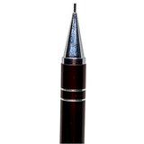 Tombow Exta kalemin ince krom konik ucu ve bordo gövdedeki iki gümüş çizgi makro çekim