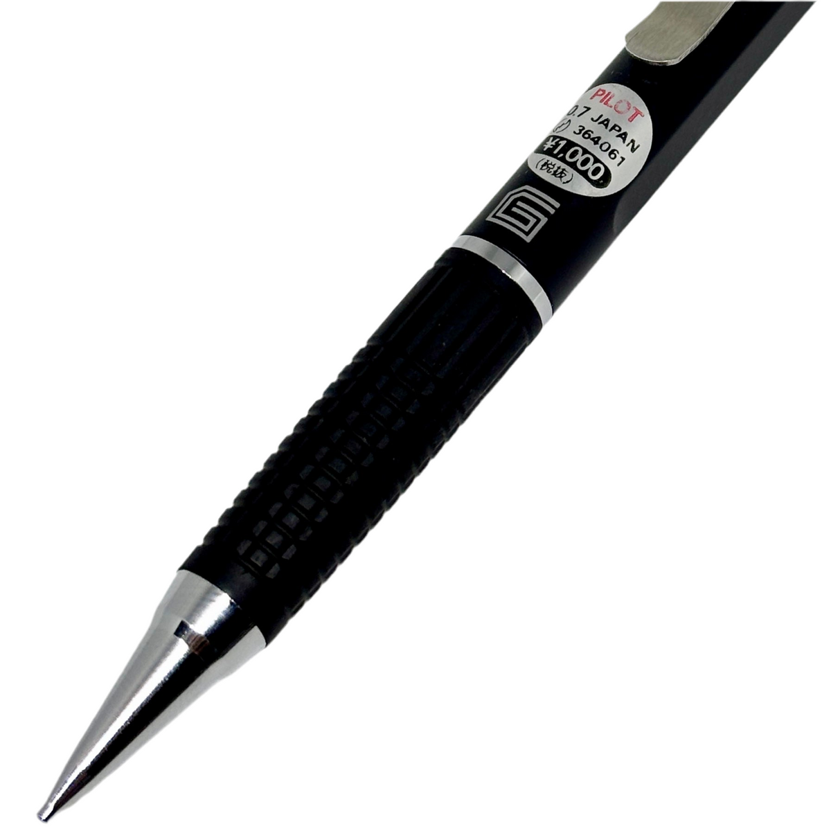 Pilot G kalemin karelenmiş kavrama bölümü, krom halka ve uzun koni ucu yakın çekim, 0.7 mm