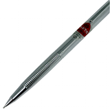 Pentel PS-1045 kalemin krom gövdesi ve kareli kavrama bölümü, kırmızı etiketiyle yakın çekim